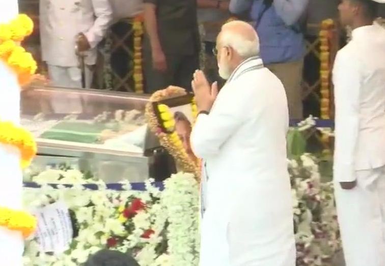 Paying homage to Parrikar PM Modi also got emotional 1