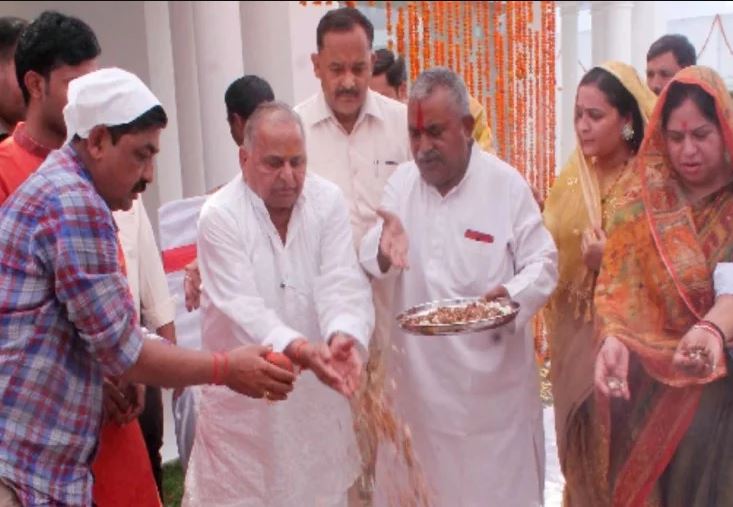 मुलायम ने किया अपने नए घर में प्रवेश,