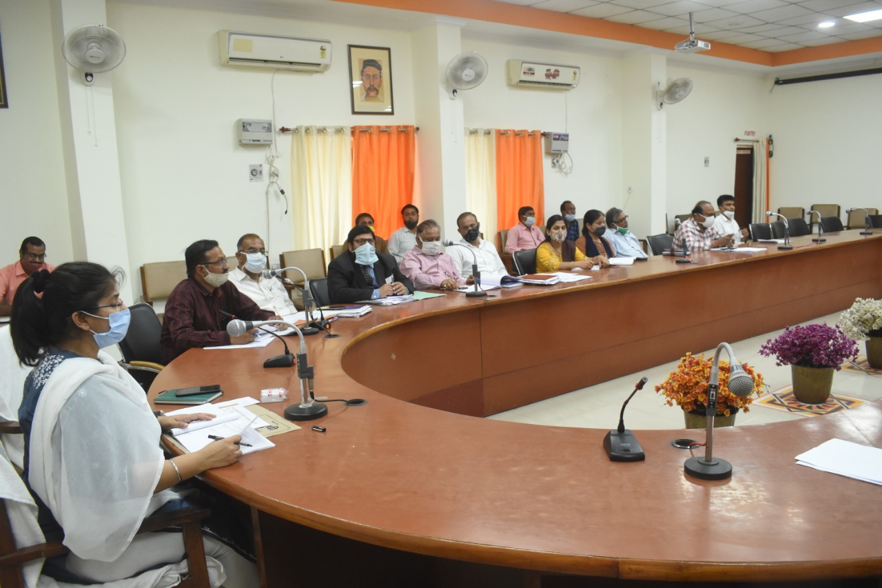 unnao dm meeting for under construction schemes