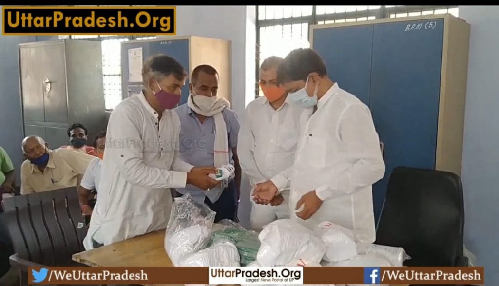 bjp-district-president-distributed-masks-soaps-to-protect-against-corona