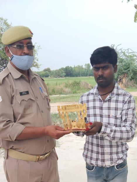 hardoi-kachhona-police-handed-over-the-symbol-to-the-villager
