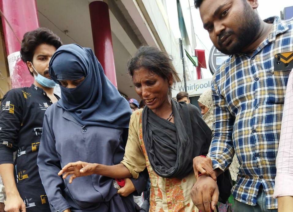 women robbed by group of beggers
