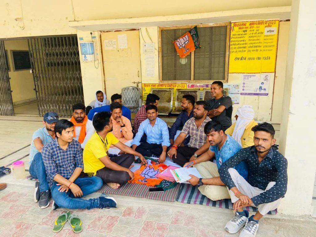bjp-leaders-on-dharna-for-non-resolving-of-problems
