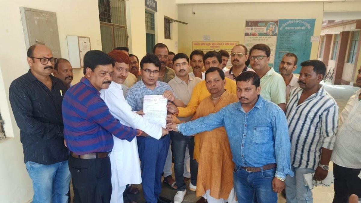 संडीला नगर में बाईपास की मांग हुई तेज, नगर के कारोबारियों ने तहसीलदार को सौंपा ज्ञापन