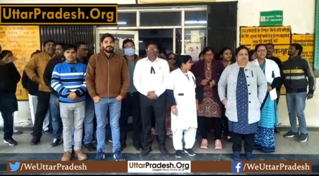 doctor-angry-with-medical-college-principal-protests