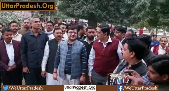 akhilesh-should-stop-dreaming-of-like-mungerilal-nitin-agarwal