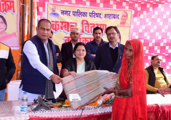 minister-of-state-for-higher-education-distributed-blankets